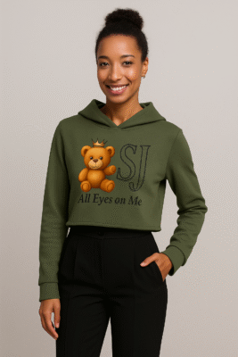Hoodie crop femme vert olive SJ EXCLUSIF avec ourson couronné et logo SJ « All Eyes on Me », sweat court streetwear chic