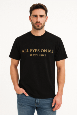 Mannequin portant un t-shirt premium homme noir ALL EYES ON ME SJ Exclusive avec logo doré édition limitée