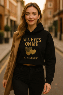 Femme blanche portant crop hoodie noir premium SJ EXCLUSIF « ALL EYES ON ME » logo doré — streetwear chic