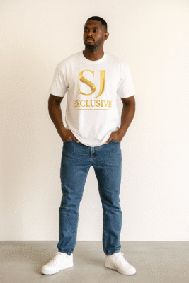 Mannequin élégant portant un t-shirt blanc SJ Exclusive premium avec logo doré, style chic et décontracté