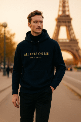 Mannequin à la Tour Eiffel portant le hoodie premium SJ EXCLUSIF « ALL EYES ON ME » bleu marine, impression dorée — sweat de luxe chic