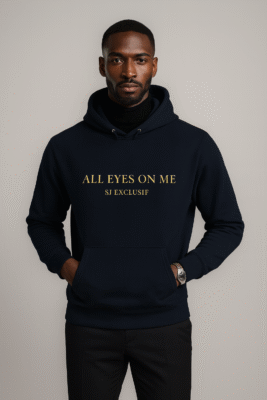 Mannequin élégant portant le hoodie premium SJ EXCLUSIF « ALL EYES ON ME » bleu marine, impression dorée — sweat de luxe, style chic