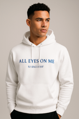 Homme portant un hoodie blanc premium SJ EXCLUSIF « ALL EYES ON ME » (lettrage bleu) – sweat à capuche chic, élégant, édition limitée