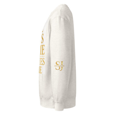 Sweat-shirt premium blanc SJ EXCLUSIVE, logo doré « ALL EYES ON ME » sur la manche – vue de profil
