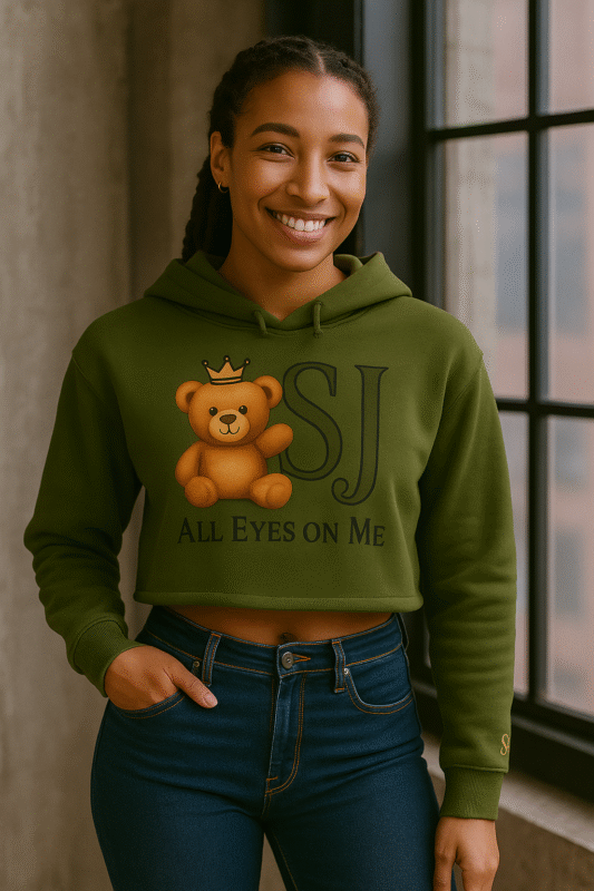 Femme souriante portant un hoodie vert SJ EXCLUSIVE avec design ours en couronne All Eyes On Me – sweat tendance mode urbaine chic et premium