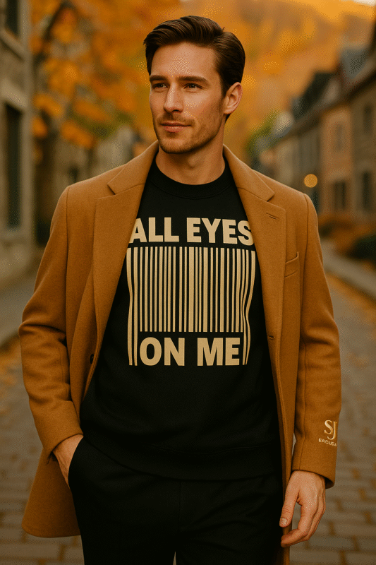 Homme élégant portant un sweatshirt noir SJ EXCLUSIVE avec inscription dorée ALL EYES ON ME – mode urbaine chic automne hiver