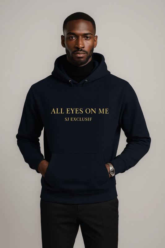 Homme portant un hoodie bleu marine « ALL EYES ON ME » – SJ EXCLUSIF, sweat à capuche premium, look urbain élégant.