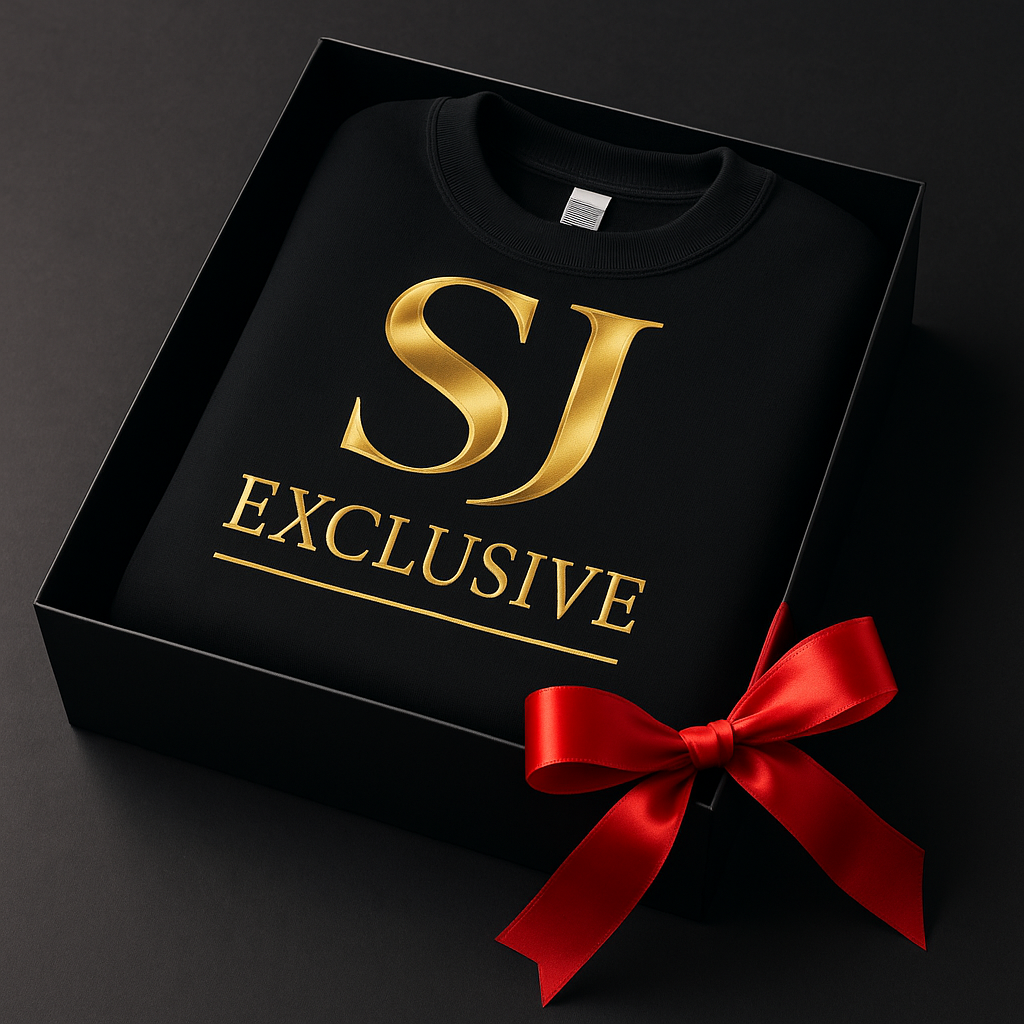 Sweat-shirt noir SJ EXCLUSIVE avec logo doré, plié dans une boîte cadeau ruban rouge – idée cadeau luxe, édition limitée, prêt à offrir