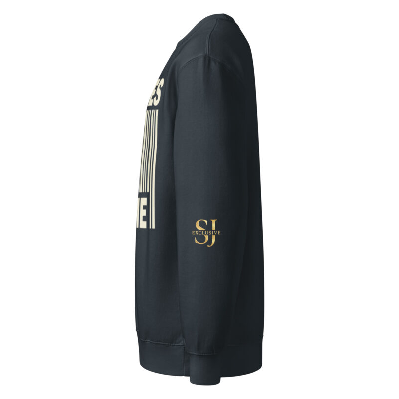 Sweat premium col rond noir SJ EXCLUSIF, vue de profil, logo doré sur la manche, coton heavyweight, streetwear chic édition limitée