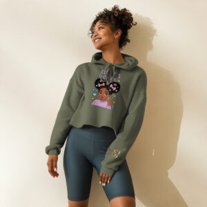 Sweat à capuche court femme vert olive – SJ EXCLUSIVE, coupe crop, logo doré, modèle porté de face, style streetwear premium